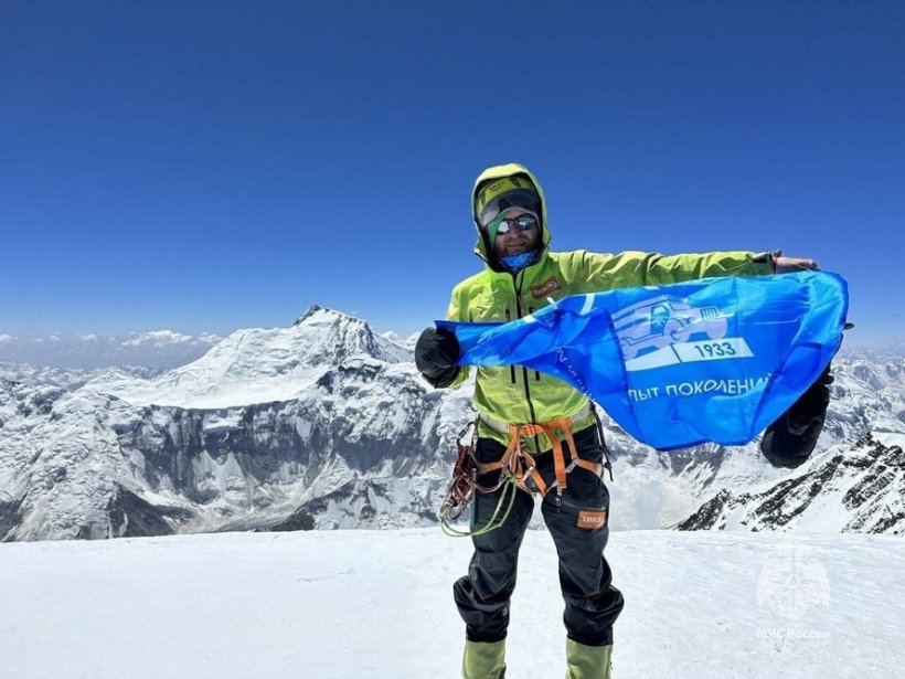 Юбилейный флаг Академии ГПС МЧС России развернули на пике высочайших гор